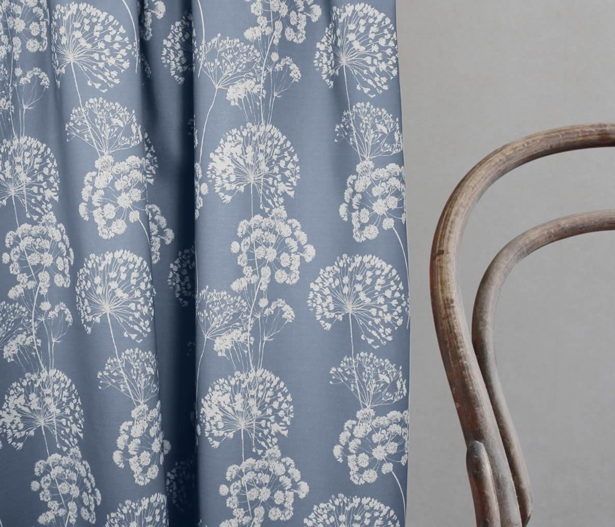 Erleen INV Agate Blue - Curtain fabric with Blue and botanical print