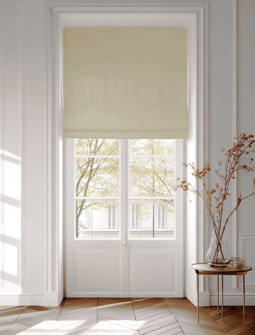 Neutral Roman blind made of Amara Creamy Mist cotton fabric