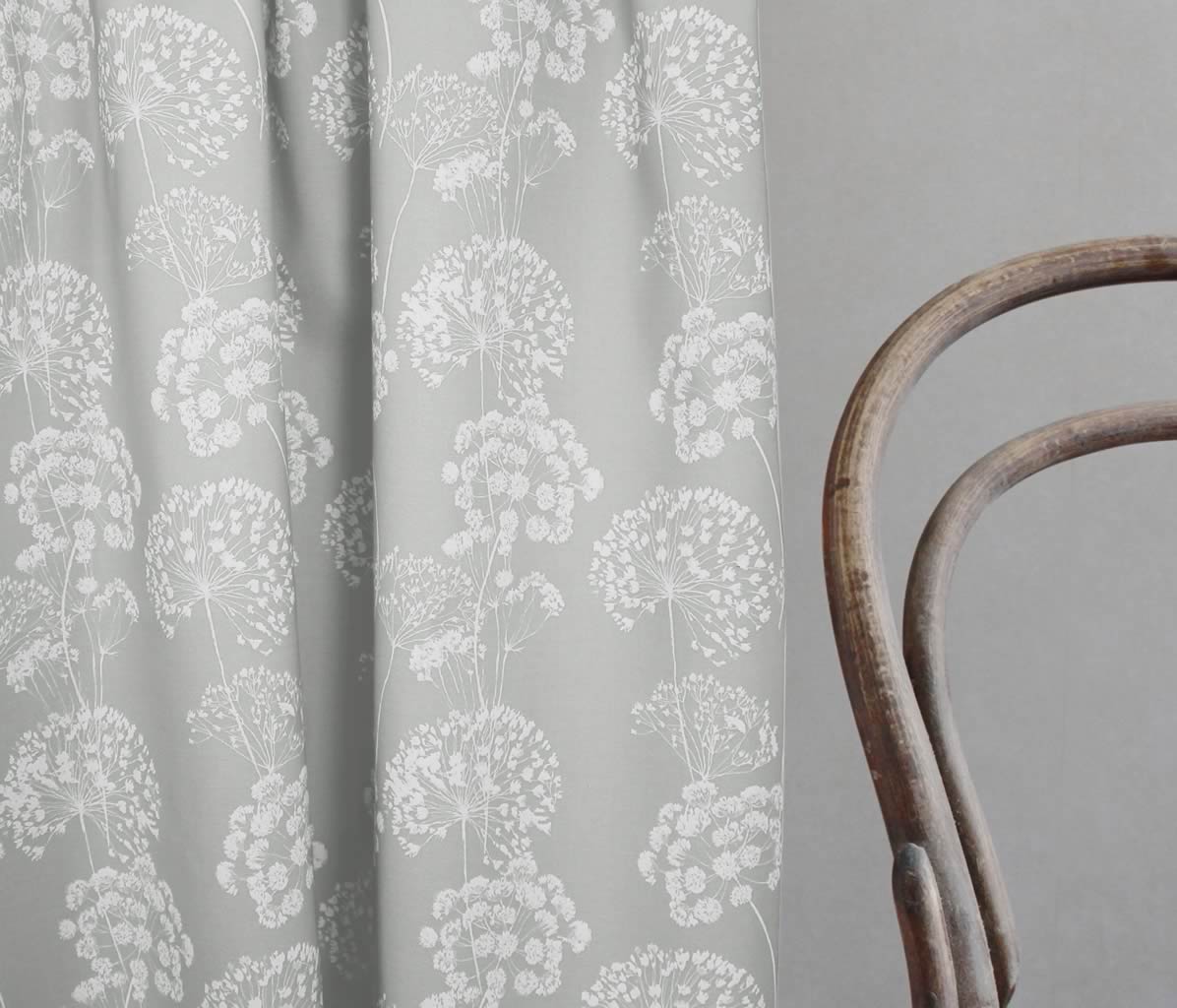 Erleen INV Greige Clay - Curtain fabric with Grey and botanical print
